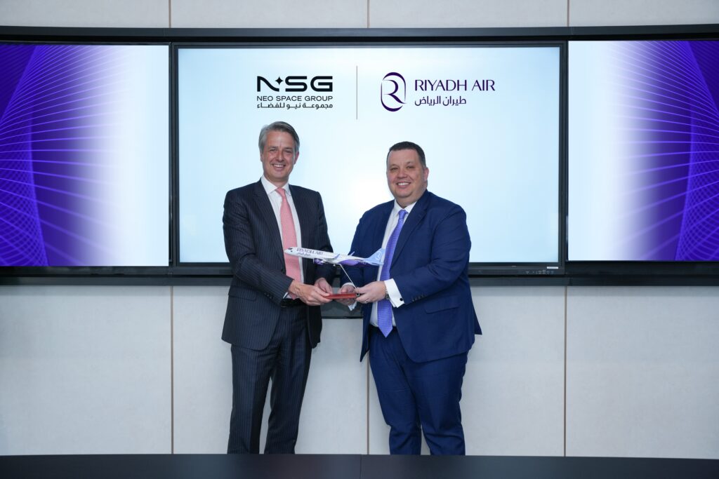 طيران الرياض ومجموعة نيو للفضاء يوقعان شراكة استراتيجية لتجهيز أسطول إيرباص A321بتقنيات اتصال فائق السرعة