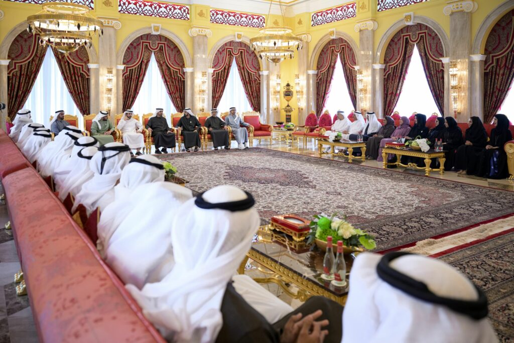 بحضور رئيس الدولة.. محمد بن راشد يلتقي وزراء سابقين وحاليين ممن شاركوا في مسيرة العمل الحكومي خلال 20 عاماً