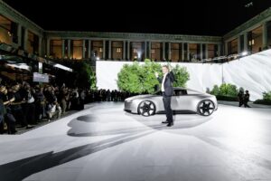 اودي تقدم سيارة رياضية كهربائية بالكامل من مقعدين