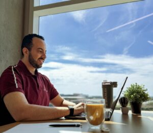 الذكاء الاصطناعي في خدمة الضيافة: استجابة أسرع، ضيوف أكثر، إيرادات أعلى