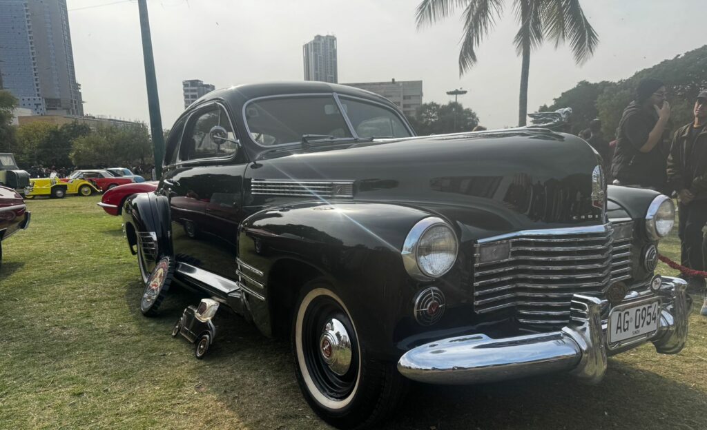 معرض للسيارات الكلاسيكية في كراتشي يجتذب جماهيراً حاشدة